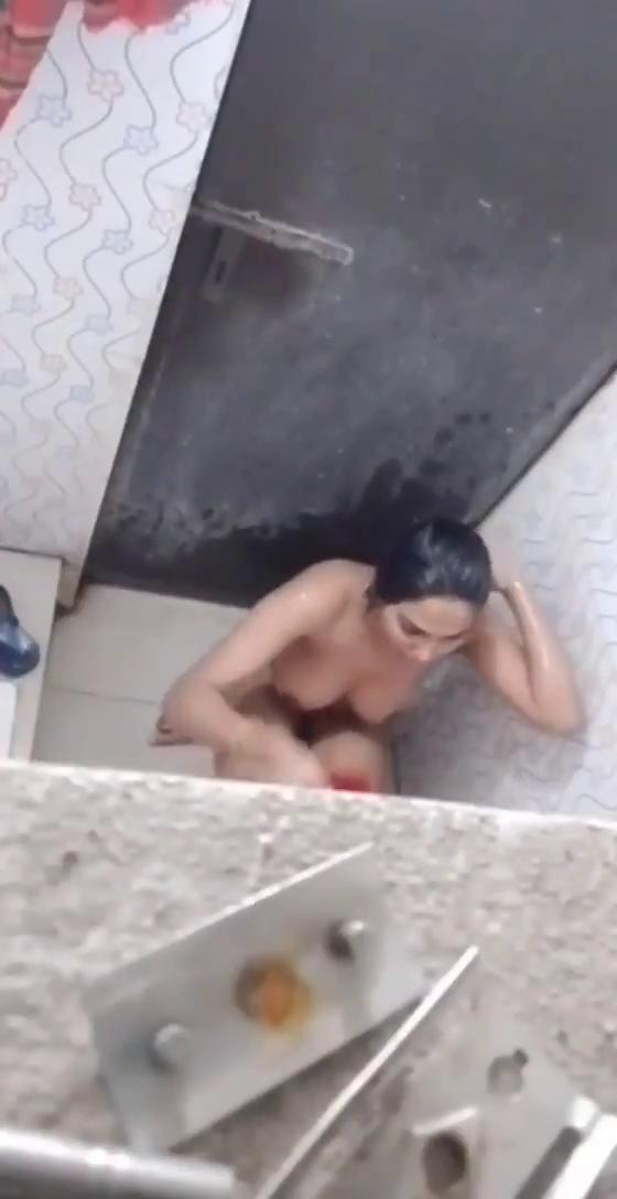 Desi indian milf mom bathing 